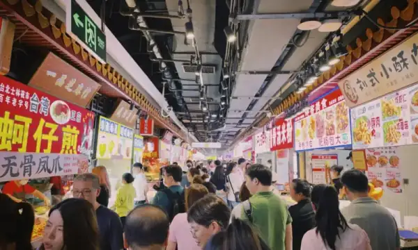 Dongmen pedestrian street night market grilled squid skewers fruit tea stalls